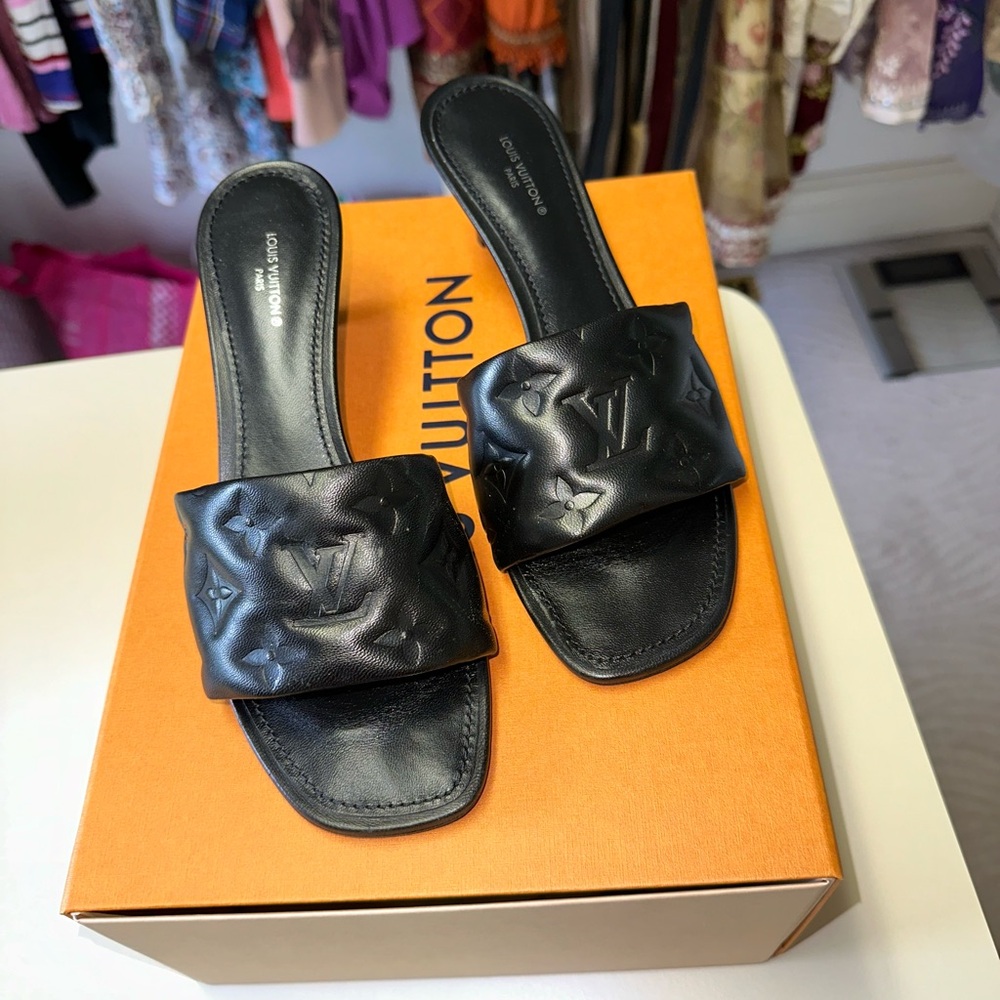 Louis Vuitton Neo Revival Mule heels in black!
